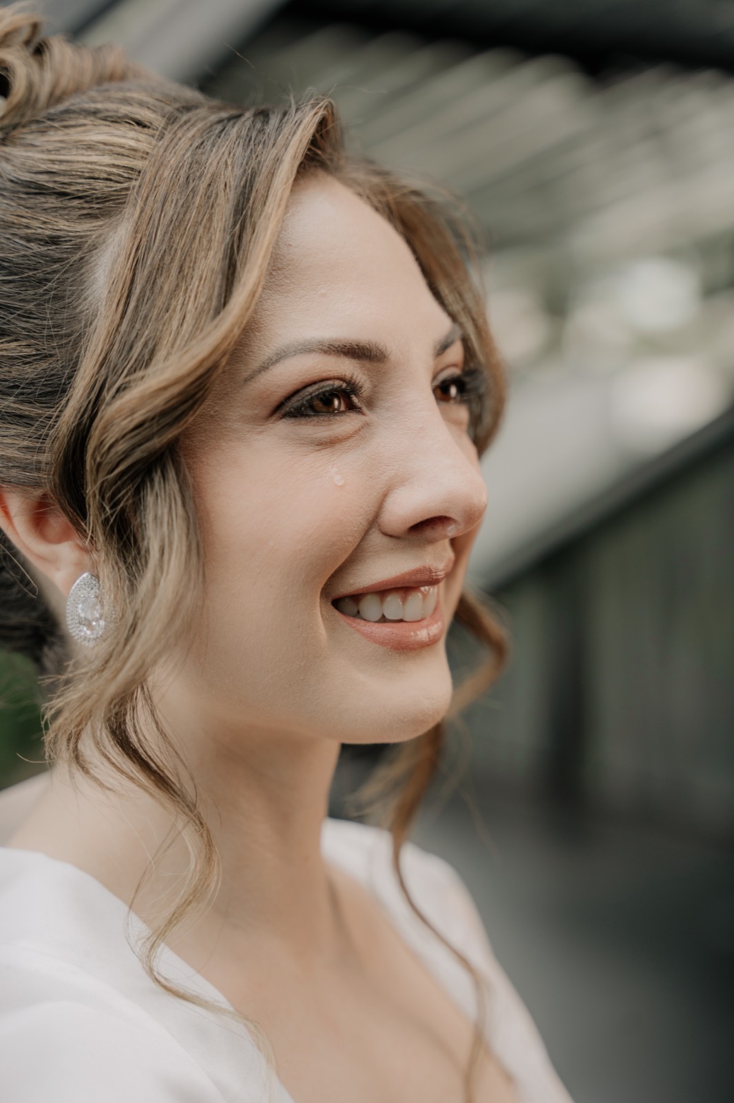 Noiva sorrindo, maquiagem natural e iluminada
