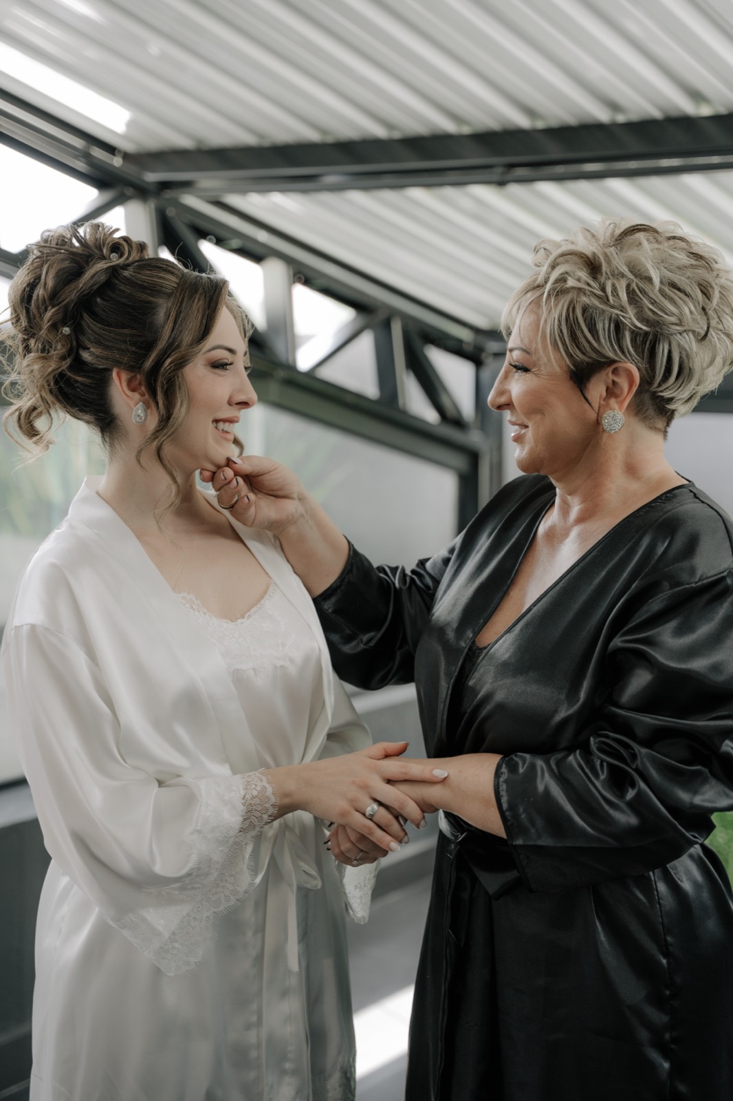 Noiva com a mãe, momento da preparação