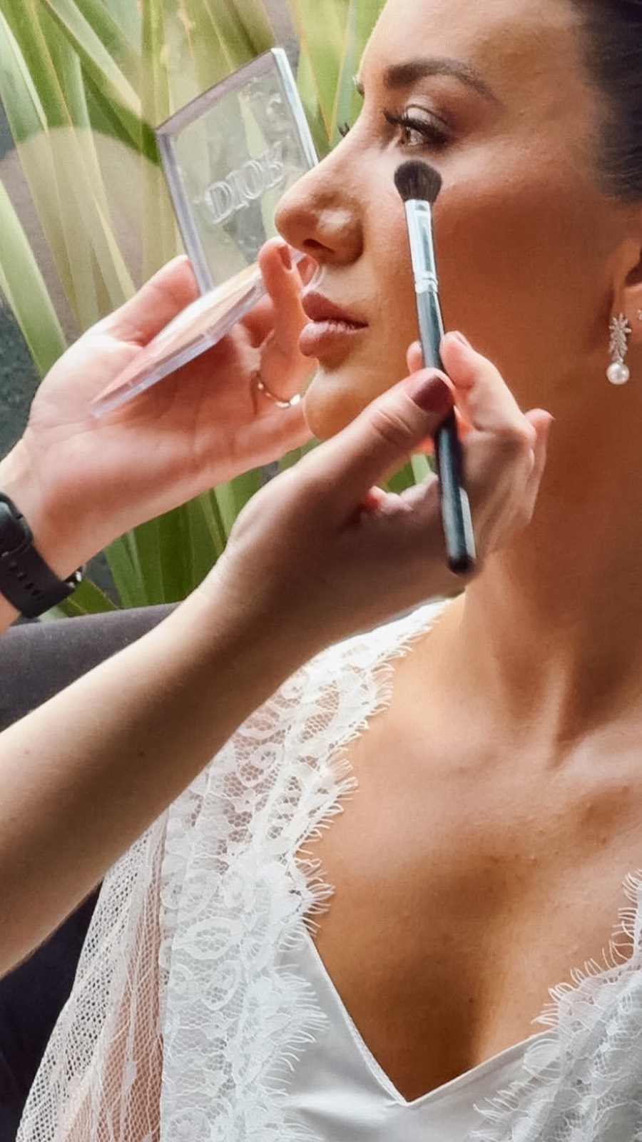 Aplicação da maquiagem no dia do casamento