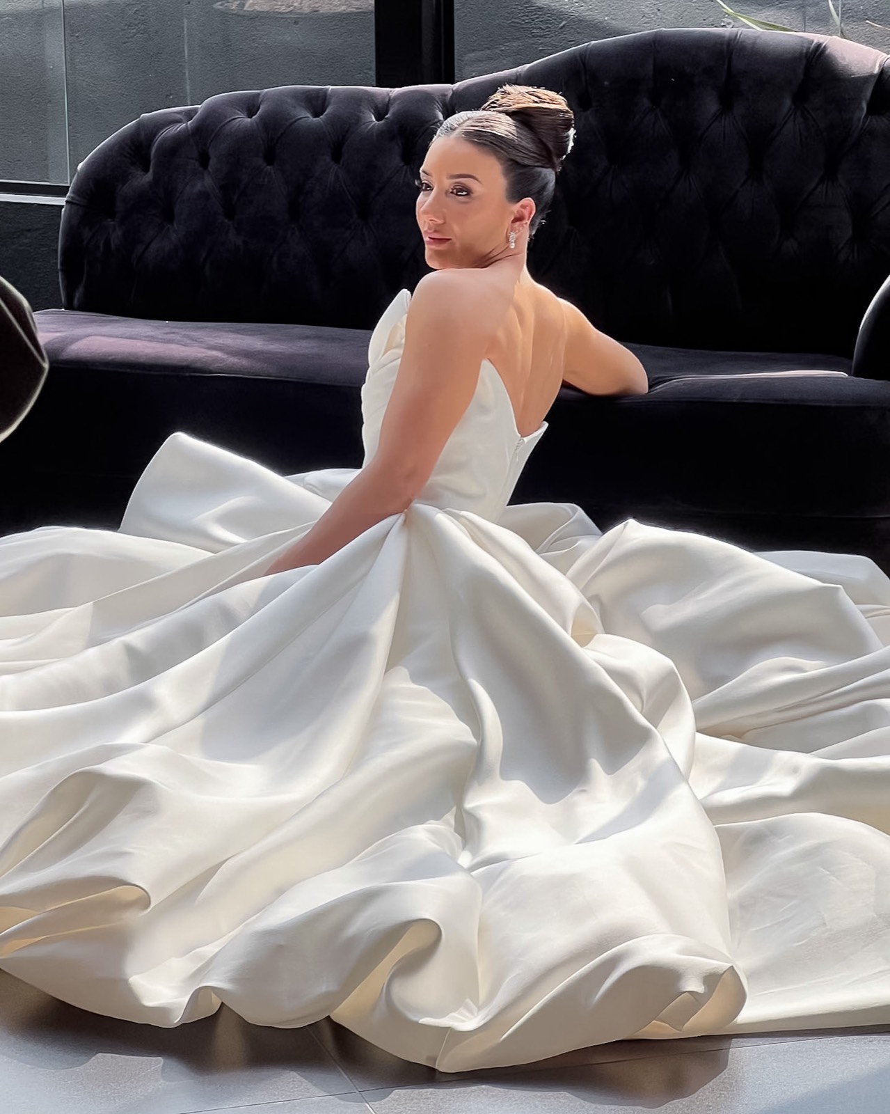 Noiva sentada, vestido de gala